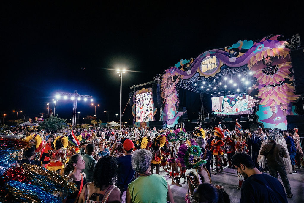 Público e brincantes reunidos diante do palco do Festival Zabumbada